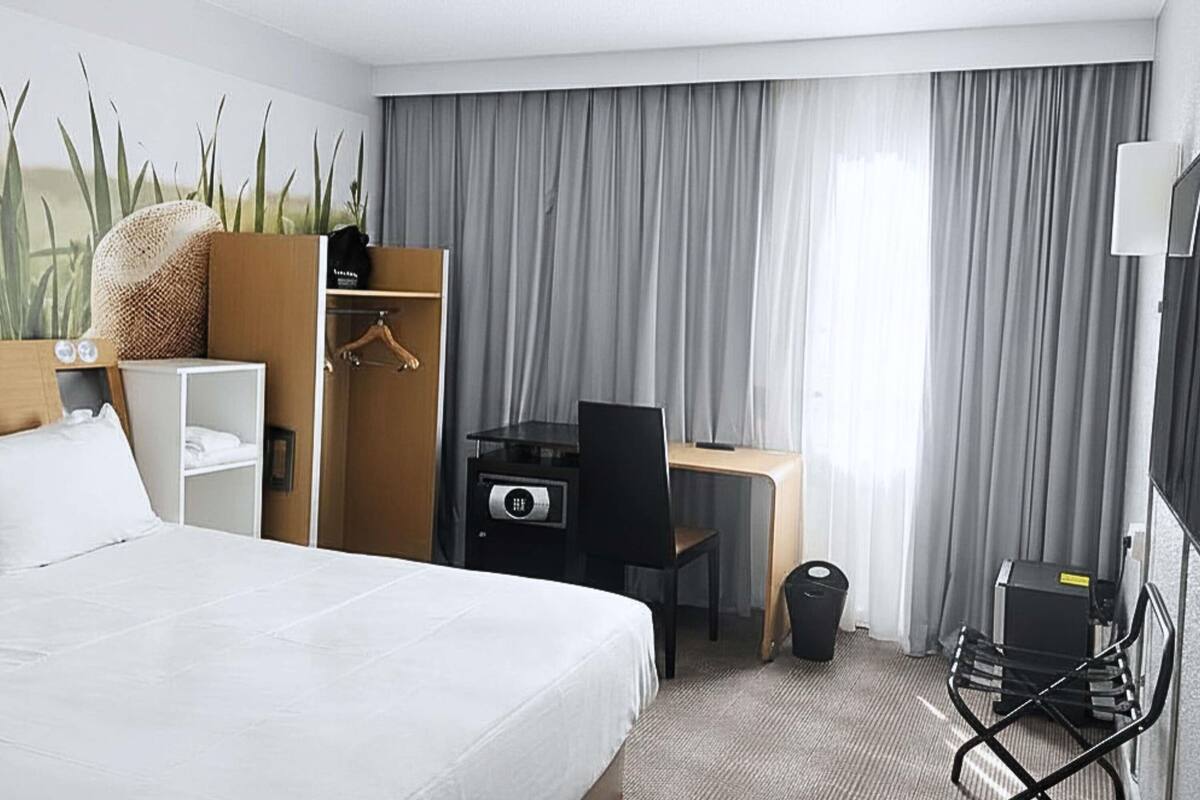 Superior Room, 1 Double Bed | In-room safe, desk, laptop workspace, iron/ironing board (on request)