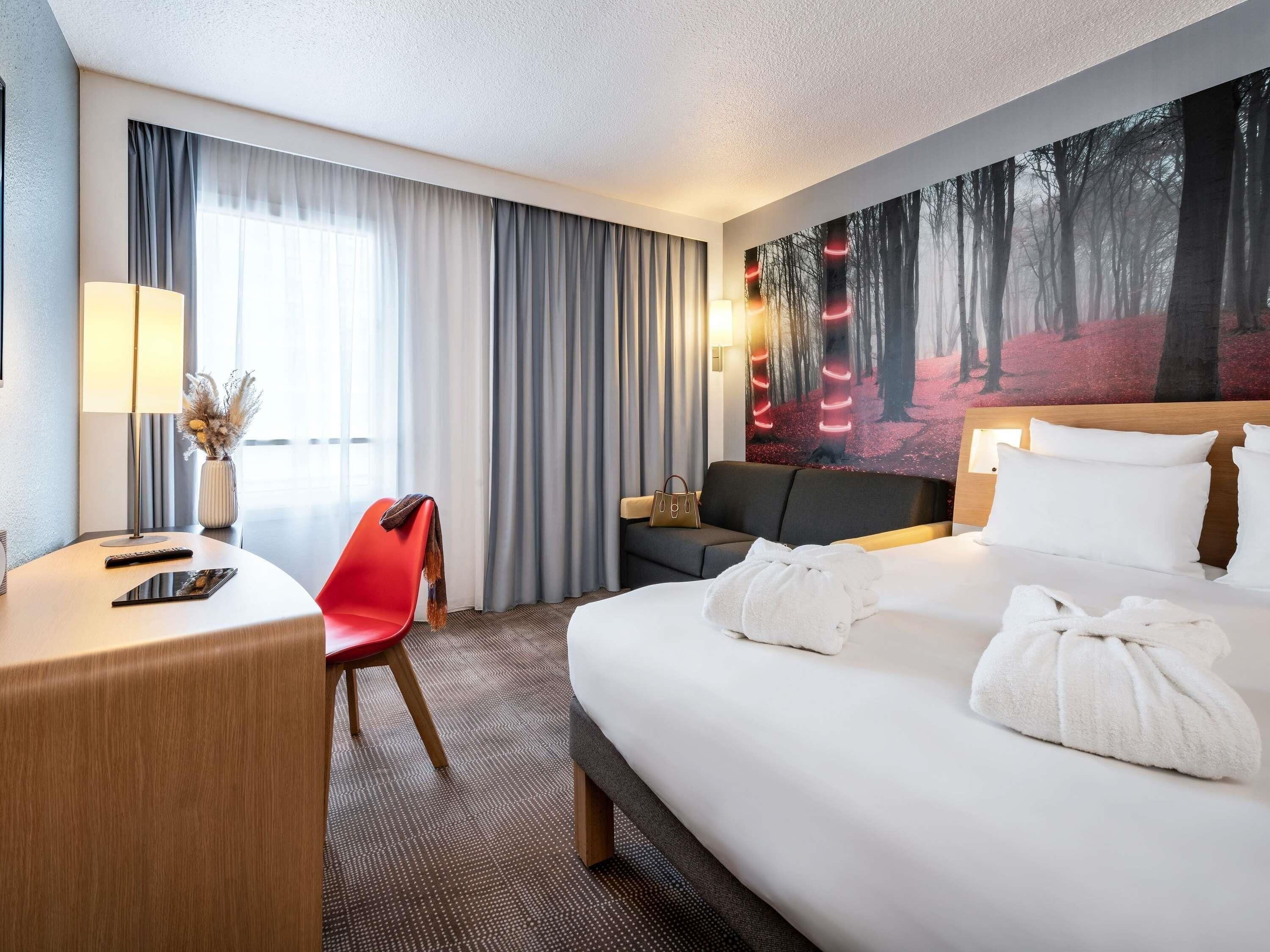 Executive Room, 1 Double Bed with Sofa bed | In-room safe, individually decorated, individually furnished, desk