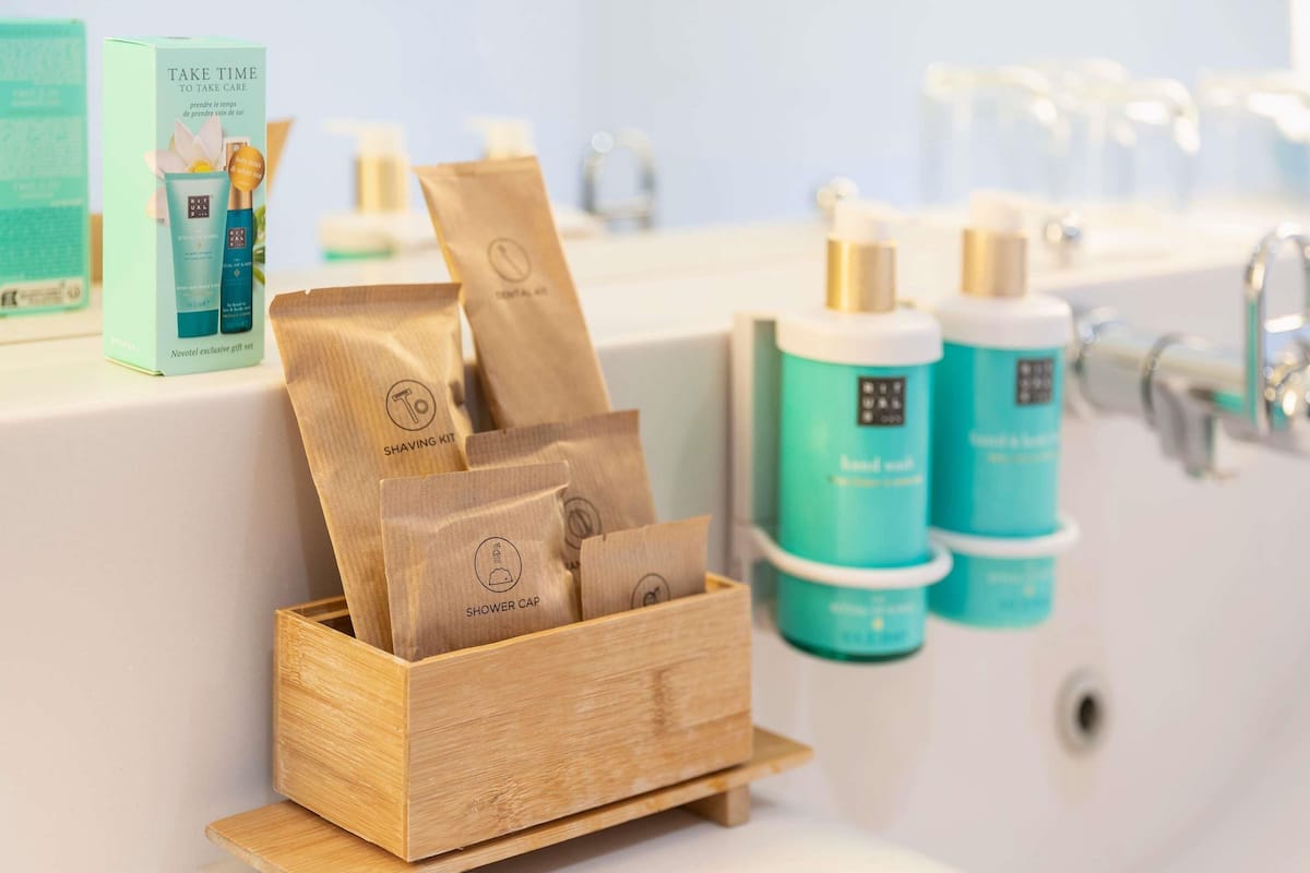 Produtos de toalete biodegradáveis, secador de cabelo, toalhas de banho