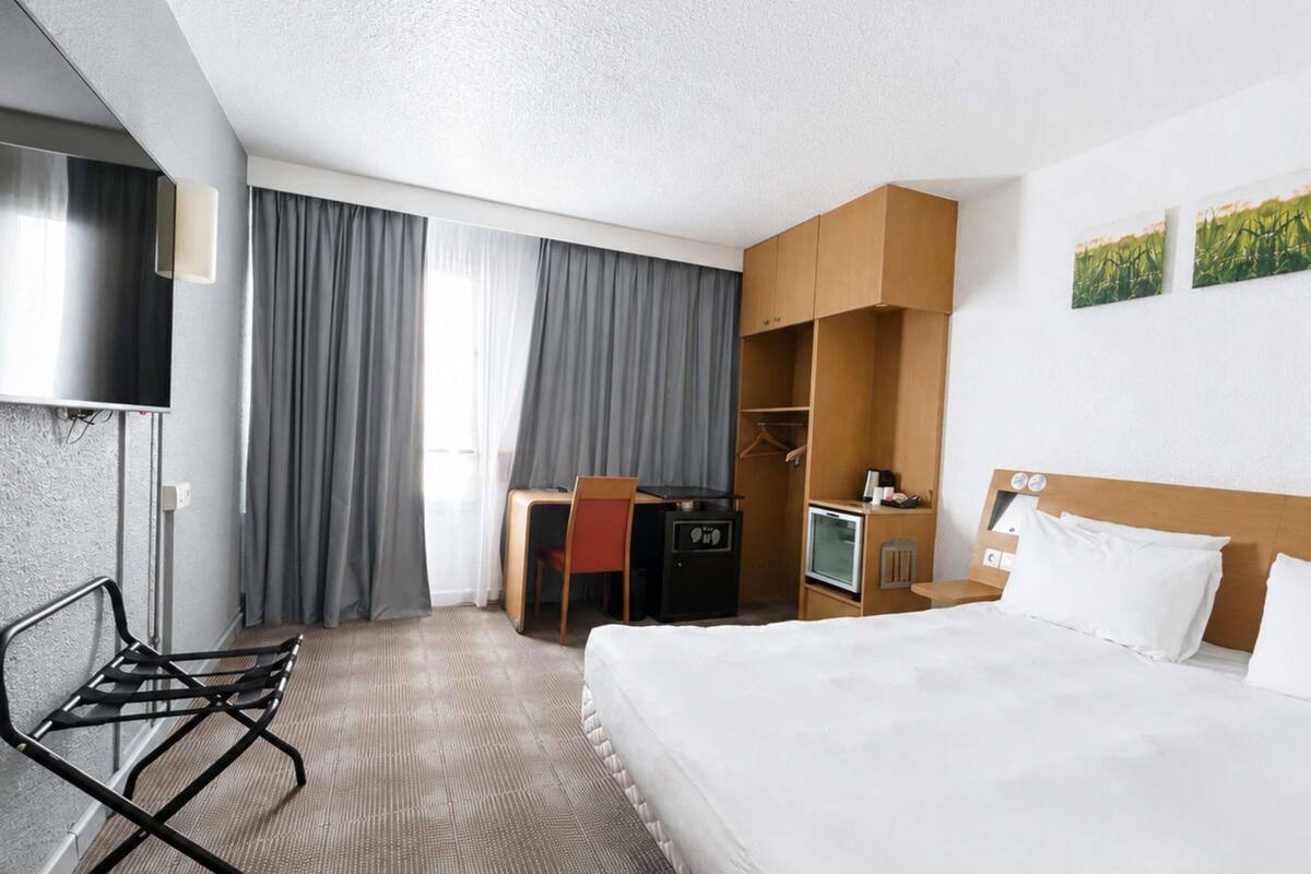 Classic Room, 1 Double Bed | In-room safe, desk, laptop workspace, iron/ironing board (on request)