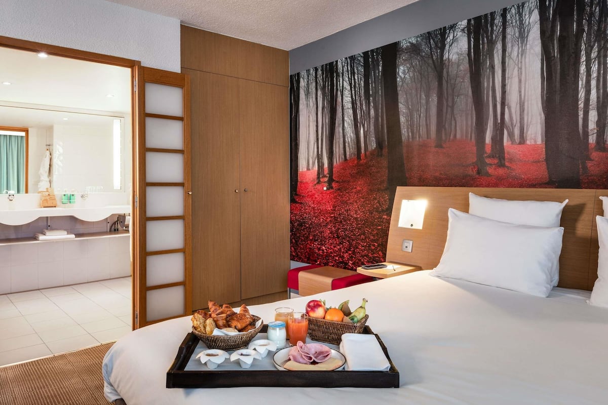 Suite, 1 Double Bed with Sofa bed | 1 bedroom, in-room safe, individually decorated, individually furnished