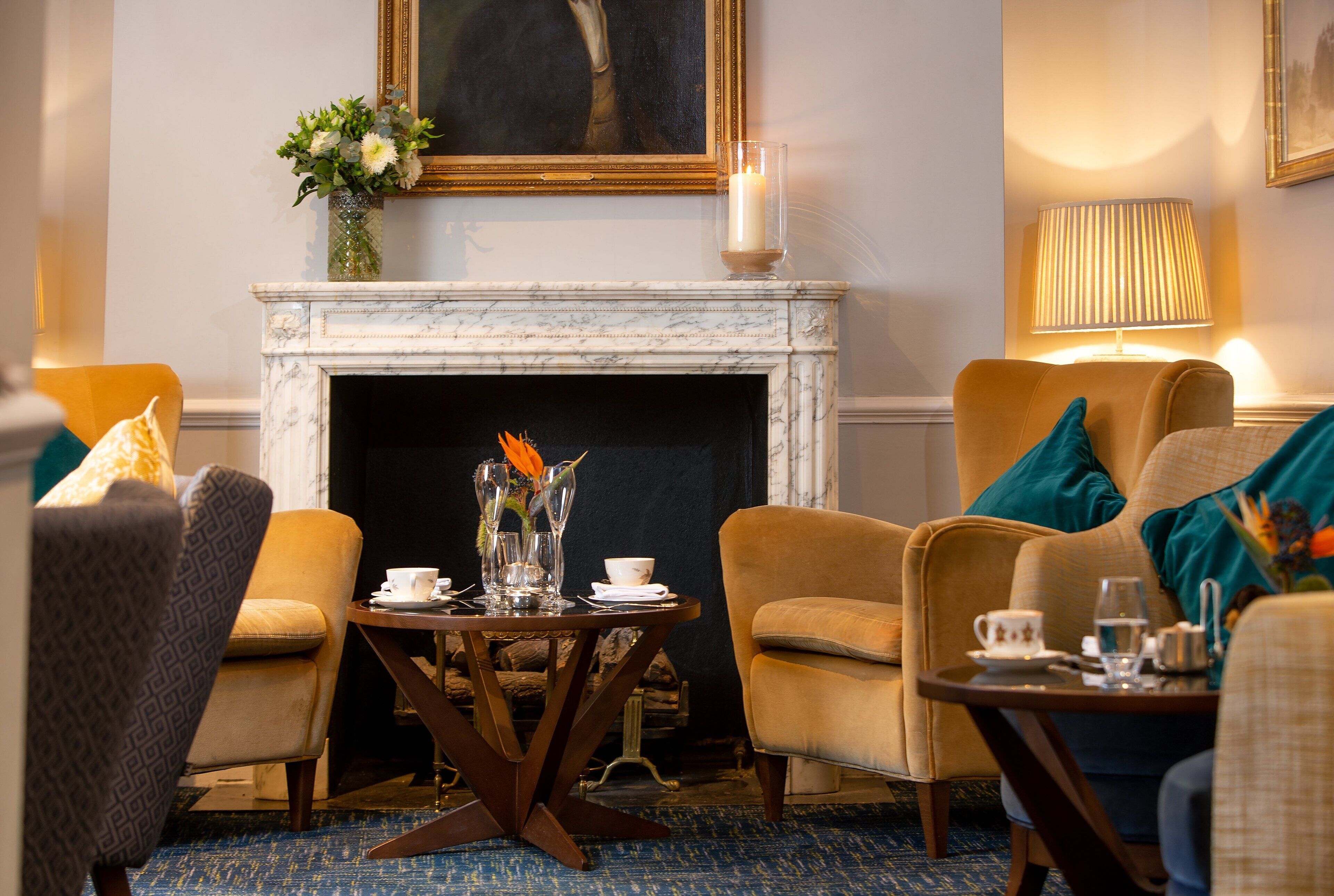 3 bars/lounges, cocktail bar