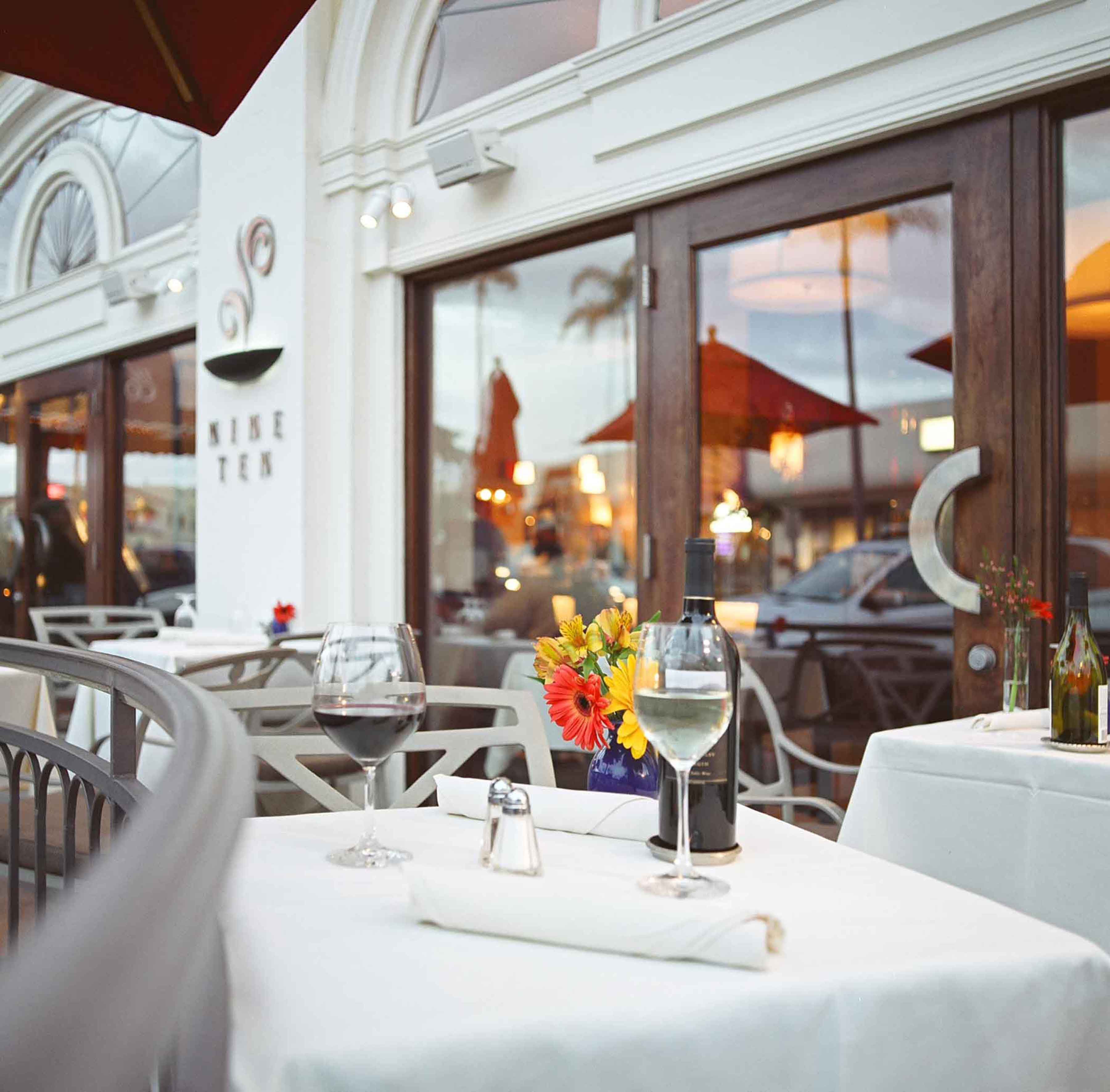 Melayani sarapan, makan siang, dan makan malam