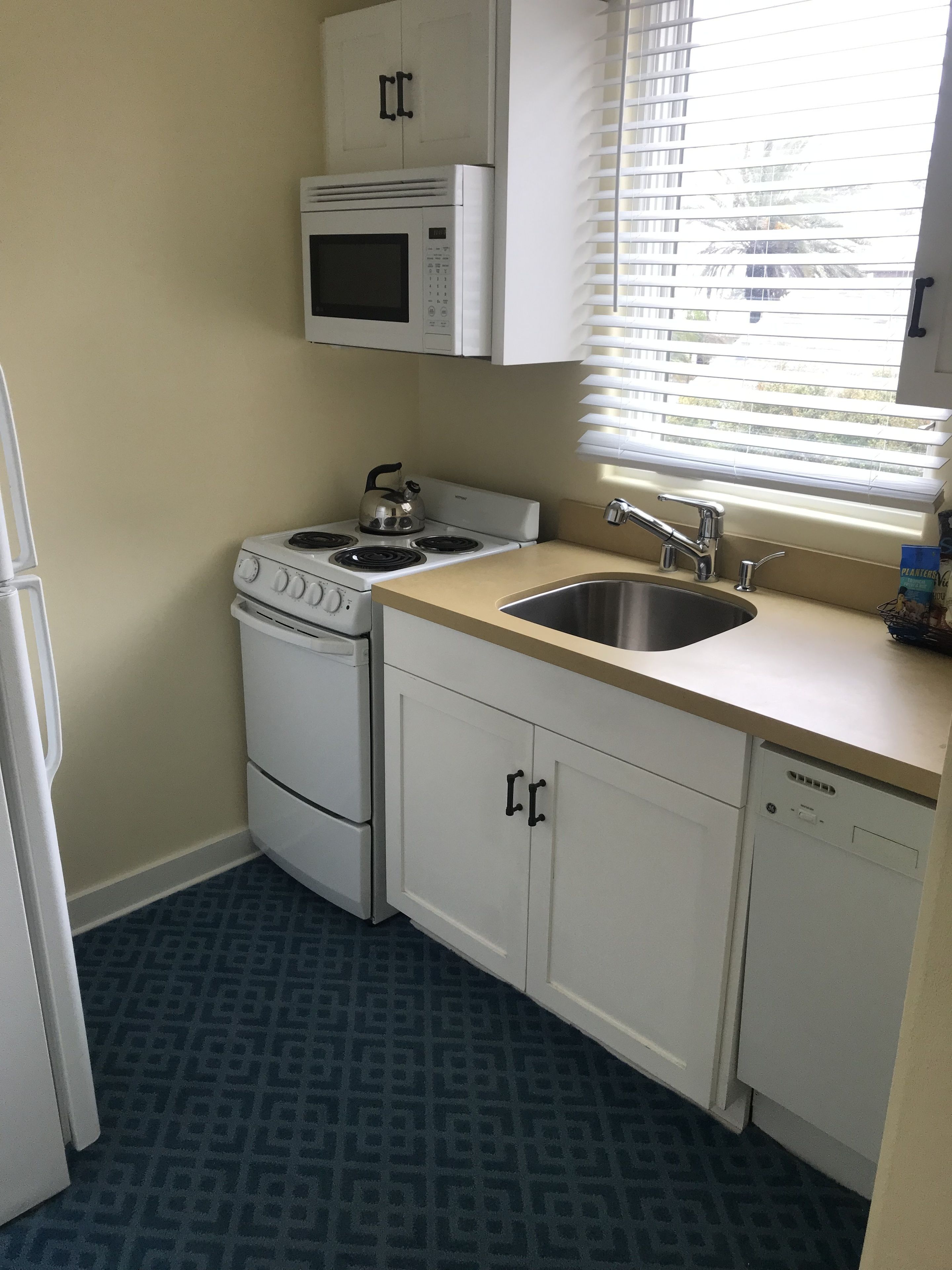 standard suite, 1 king bed, garden view | private kitchenette | coffee/tea maker