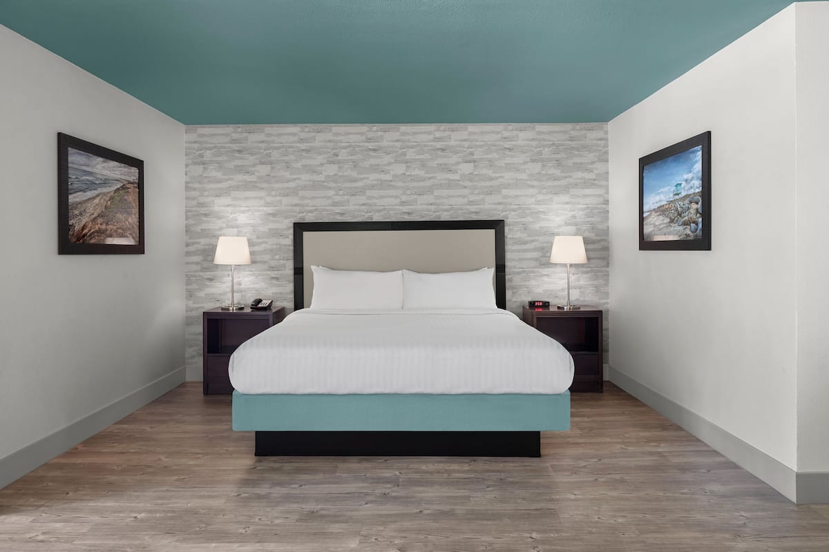 Deluxe Studio, 1 King Bed with Sofa bed | 1 bedroom, hypo-allergenic bedding, in-room safe, desk