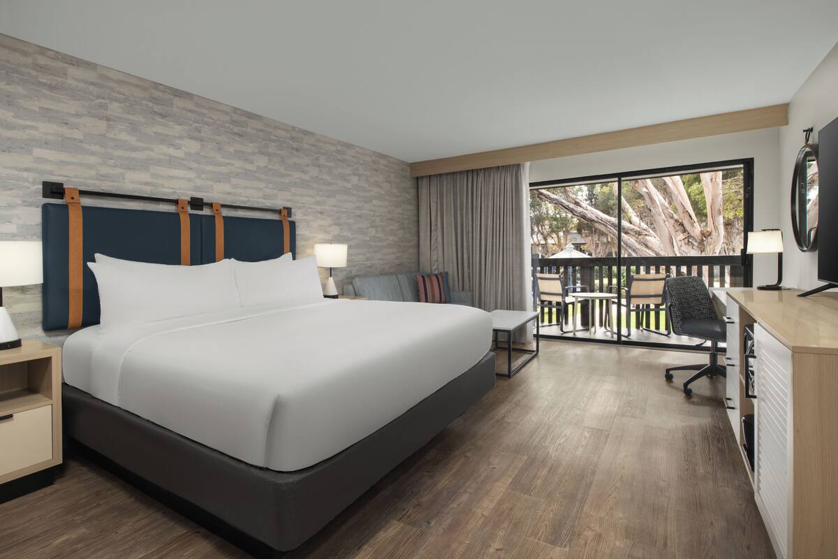 Hypo-allergenic bedding, in-room safe, desk, laptop workspace