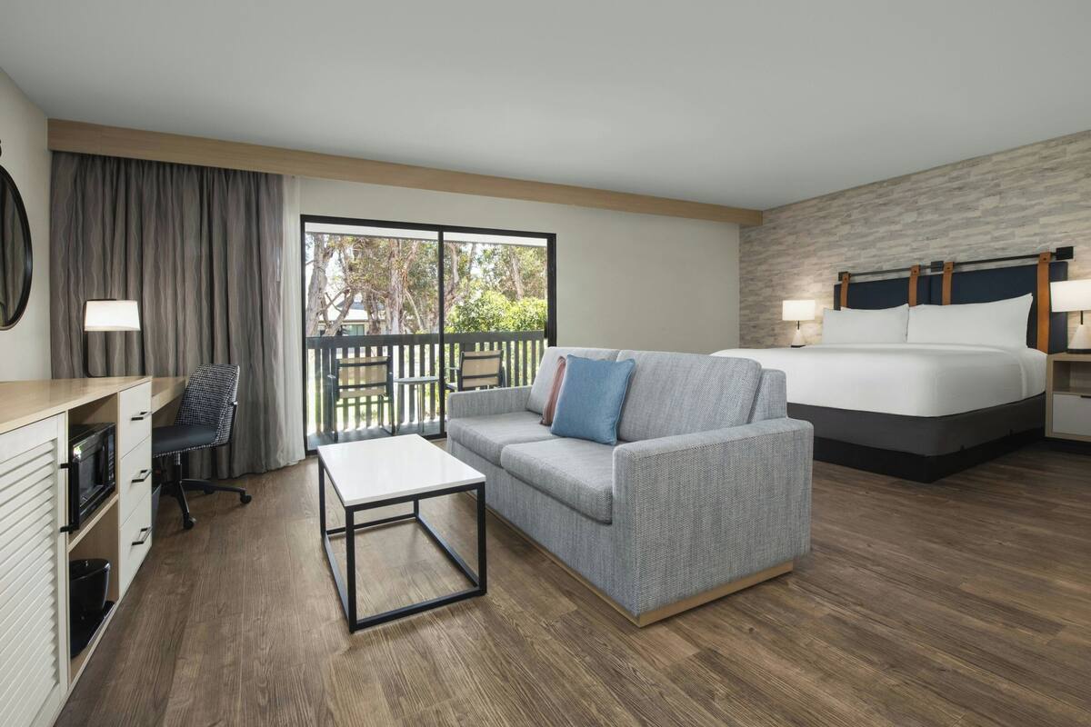 Studio Suite, 1 Bedroom | Hypo-allergenic bedding available, in-room safe, desk, laptop workspace