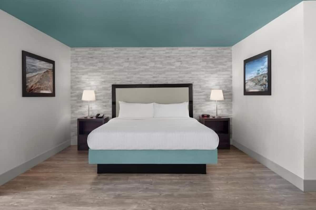 1 bedroom, hypo-allergenic bedding, in-room safe, desk