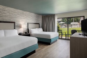 Habitación Deluxe, 2 camas Queen size, Terraza, vista a la alberca | Ropa de cama hipoalergénica y caja de seguridad en la habitación 