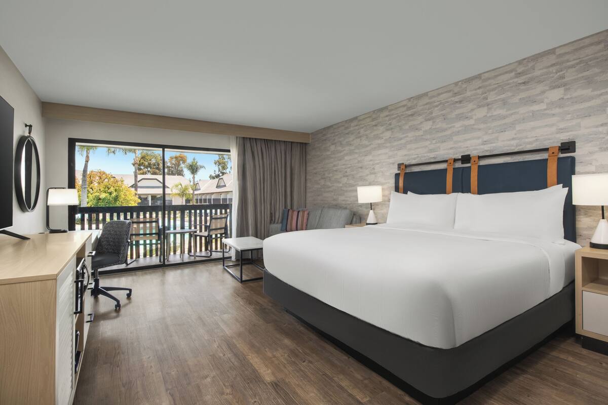 Hypo-allergenic bedding, in-room safe, desk, laptop workspace