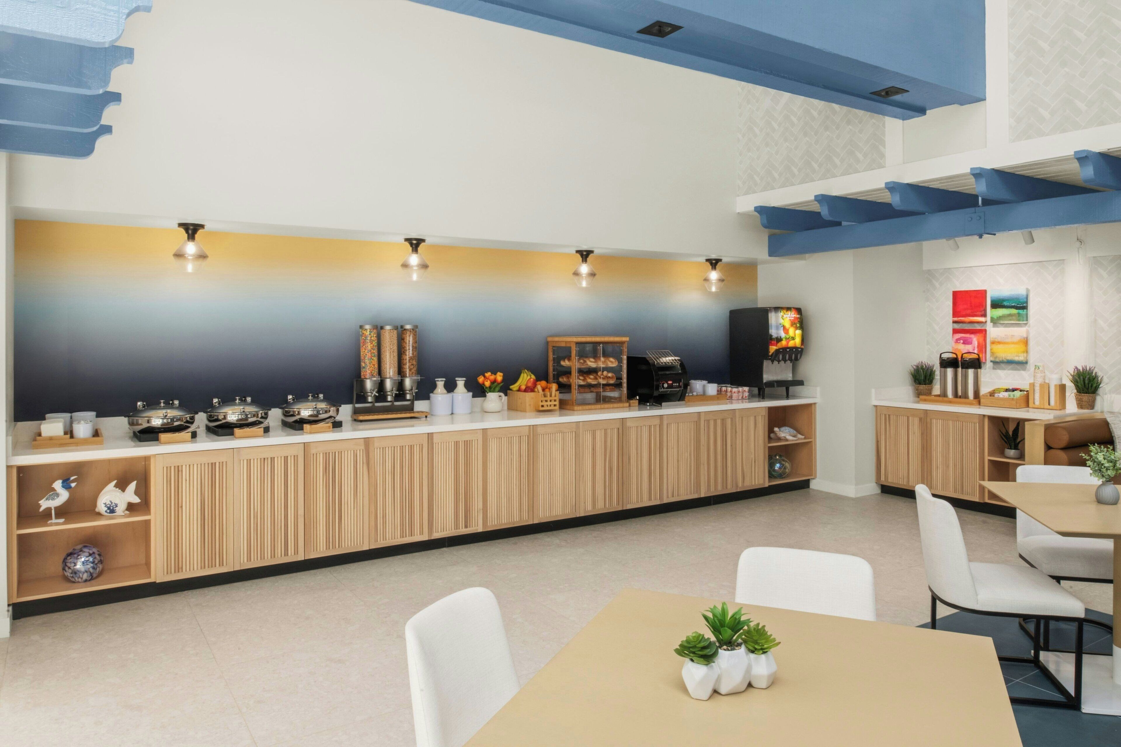 Ein modernes Café mit langer Theke, Sitzgelegenheiten und dekorativen Elementen.