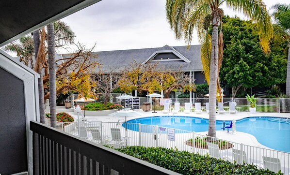 Chambre Prestige, 2 grands lits, balcon, vue sur la piscine | Vue de la chambre