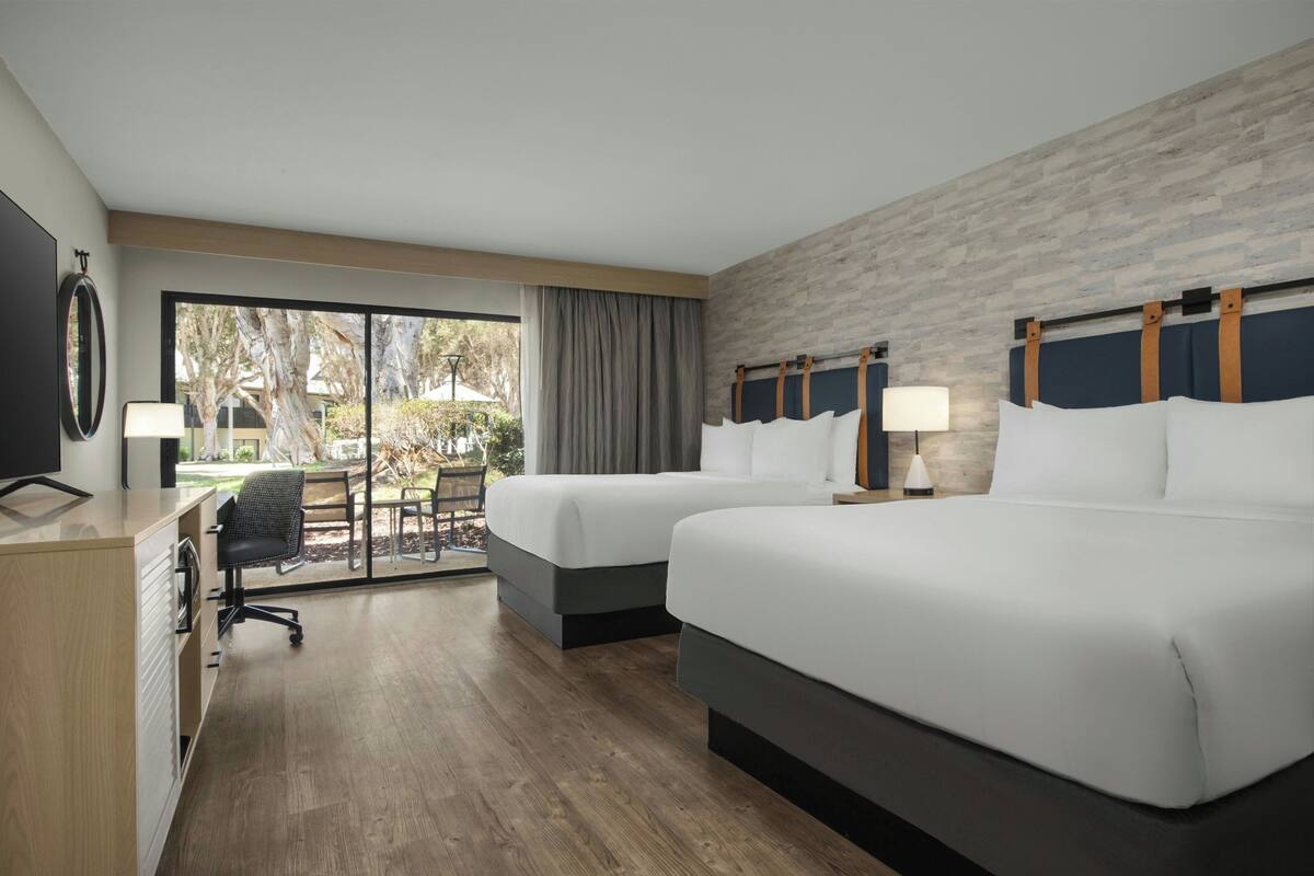 Hypo-allergenic bedding, in-room safe, desk, laptop workspace