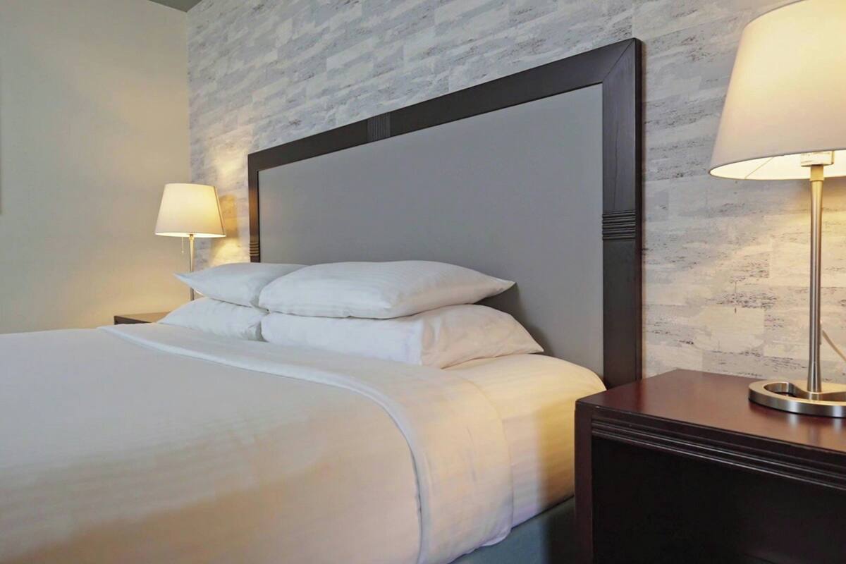 Suite, 1 Double Bed, Courtyard View | Hypo-allergenic bedding, in-room safe, desk, laptop workspace