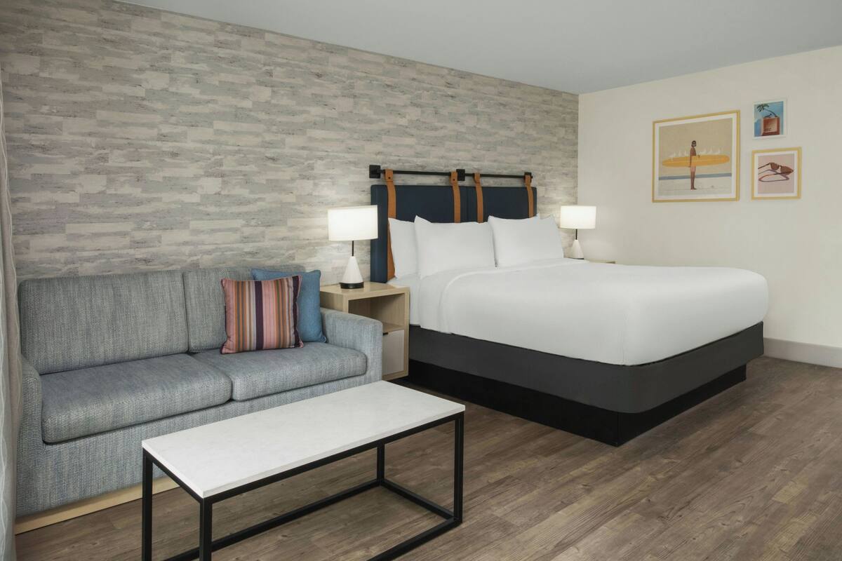 Hypo-allergenic bedding, in-room safe, desk, laptop workspace