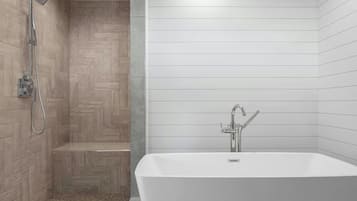 Suite, 1 habitación, balcón | Baño | Ducha y bañera combinadas y artículos de higiene personal ecológicos