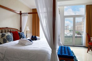 Junior Suite, 1 King Bed, Zocalo View | มินิบาร์, ตู้นิรภัยในห้องพัก, โต๊ะทำงาน, ผ้าม่านกันแสง