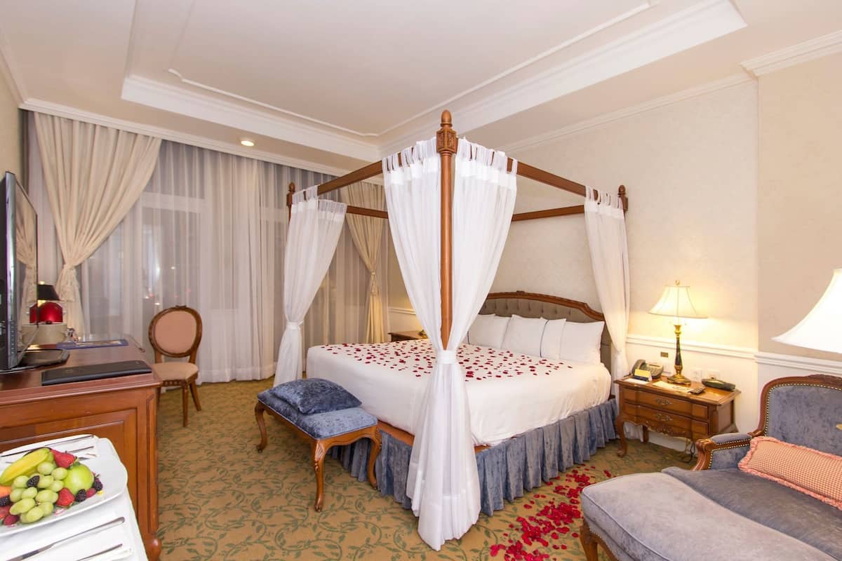 Minibar, in-room safe, desk, blackout drapes