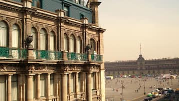 Un edificio histórico con arquitectura clásica, que incluye columnas y balcones ornamentados.
