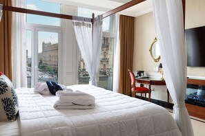 Junior Suite, 1 King Bed, Zocalo View | Minibar, in-room safe, desk, blackout curtains