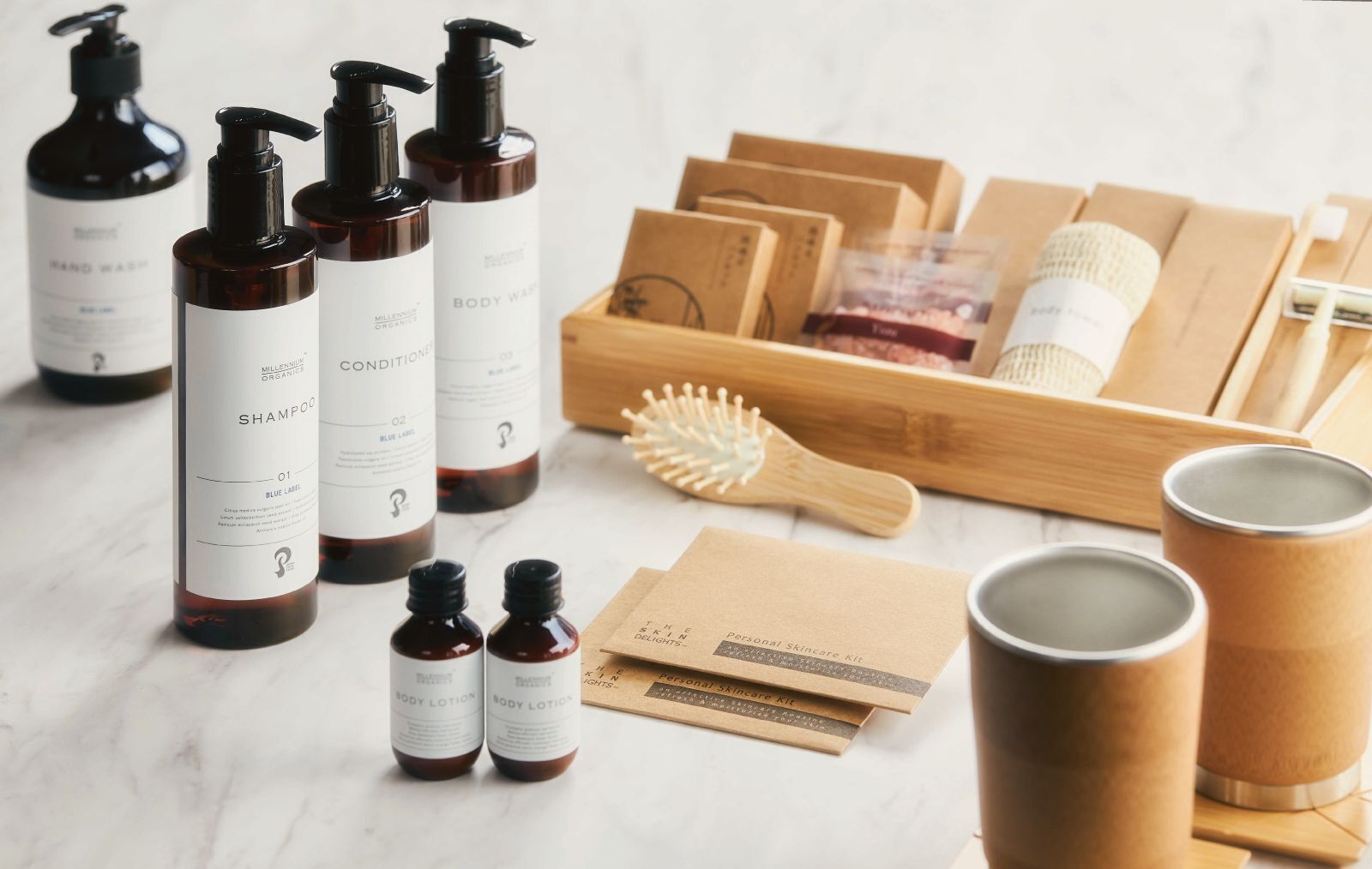 combined shower/bathtub, eco-friendly toiletries, hair dryer, slippers