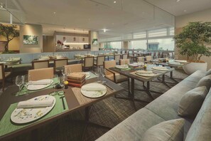 Petit déjeuner, déjeuner et dîner servis sur place