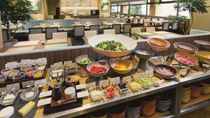 A buffet area with various food options and seating arrangements in a modern restaurant setting. - Shiba Park Hotel (Tokyo)
