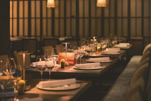 供应早餐、午餐和晚餐