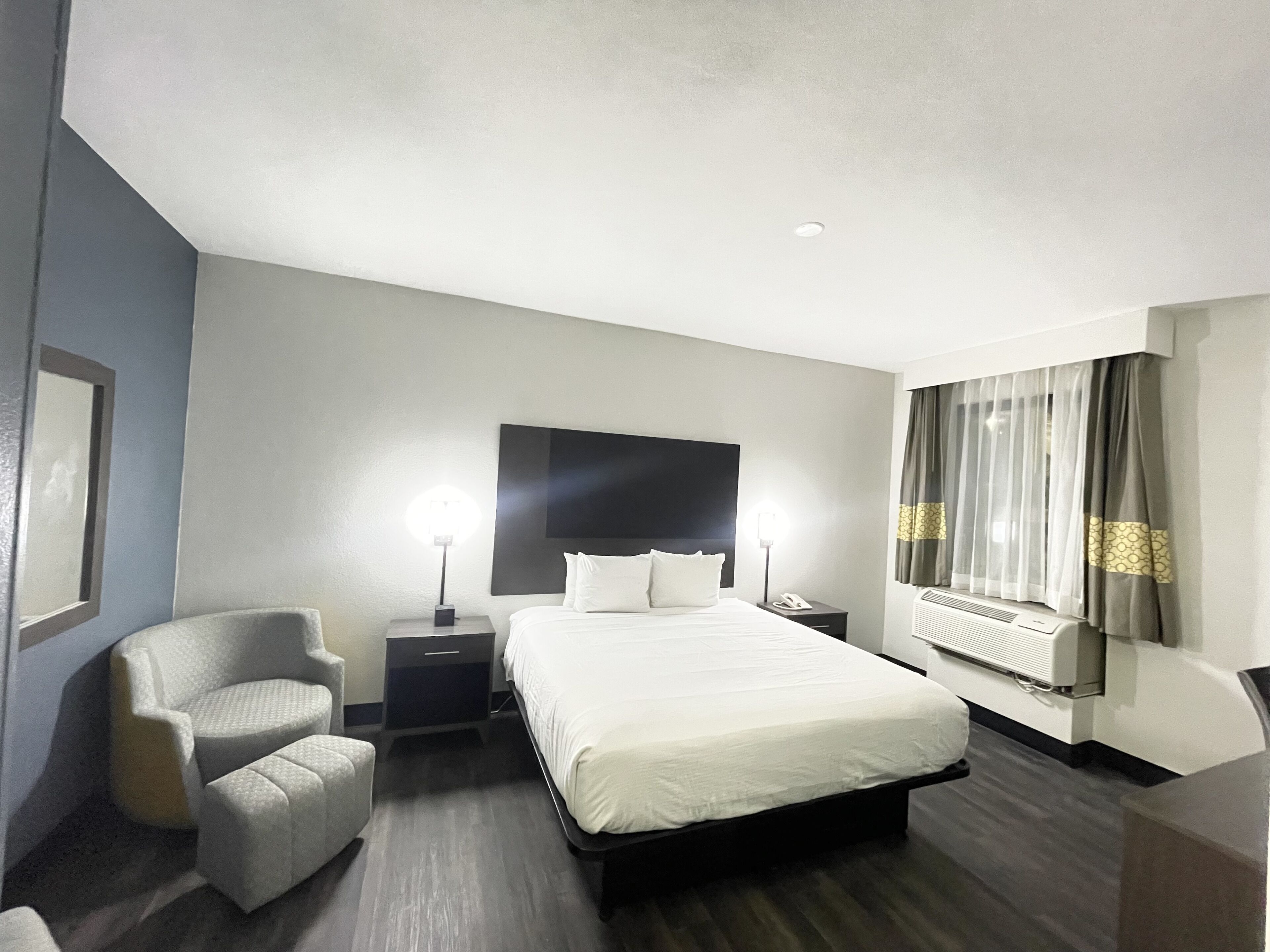 Suite, 1 King Bed, Non Smoking (One-Bedroom) | Desk, blackout drapes, iron/ironing board, free WiFi