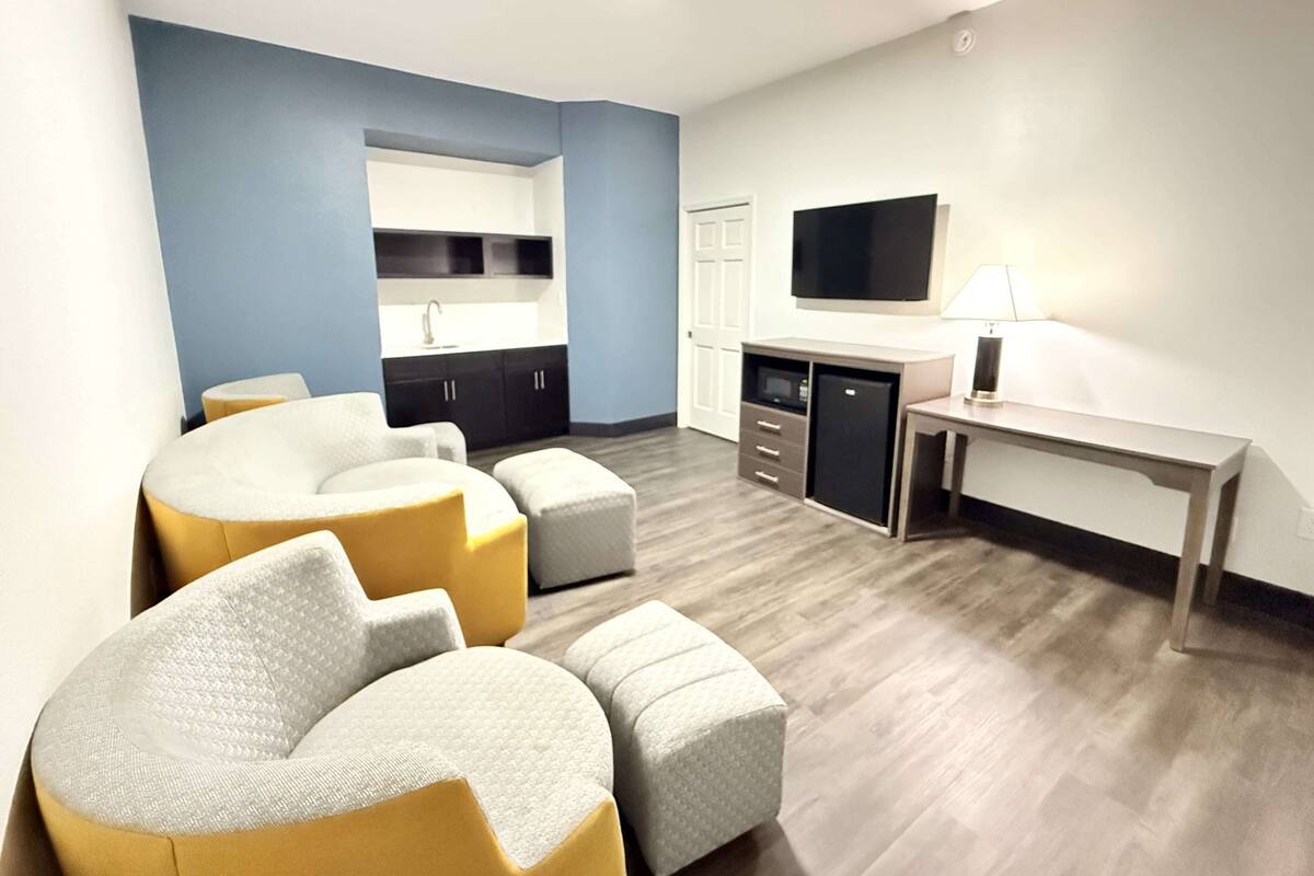 Suite, 1 kingsize bed, niet-roken (One-Bedroom) | Woonkamer | Flatscreentelevisie