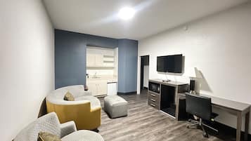 ์ค์ํธ, ํน์ฌ์ด์ฆ์นจ๋ 1๊ฐ, ๊ธ์ฐ (One-Bedroom) | ๊ฑฐ์ค ๊ณต๊ฐ | ํ๋ฉด TV