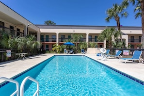 Una piscina al aire libre, sombrillas