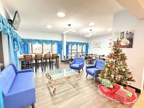 Lobby sitting area - Baymont by Wyndham Tallahassee (Tallahassee)