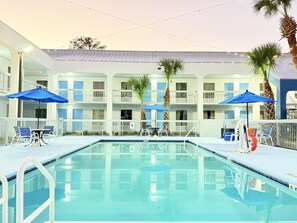 Piscine extérieure, parasols de plage