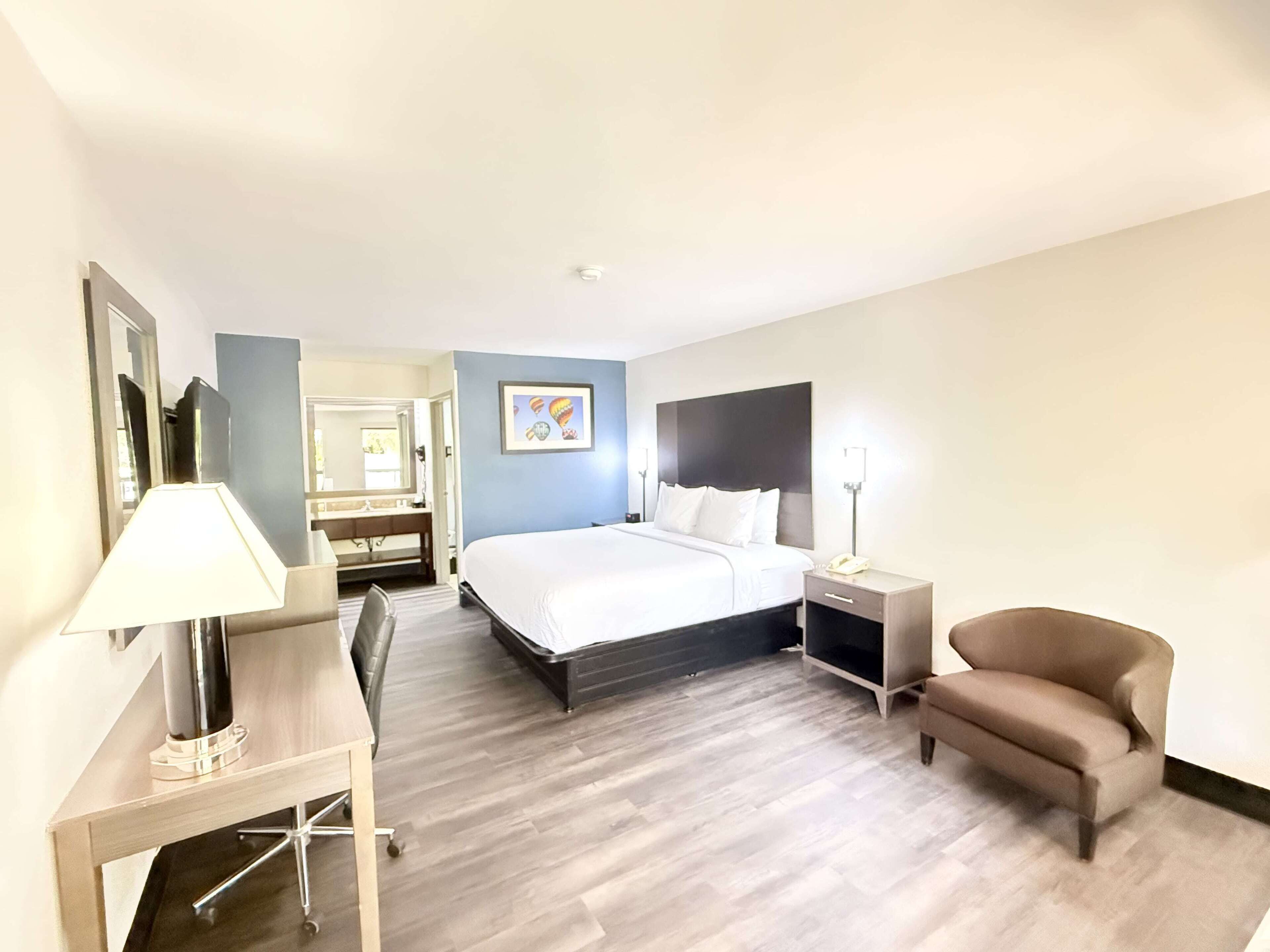 Bureau, rideaux occultants, fer et planche à repasser, Wi-Fi gratuit