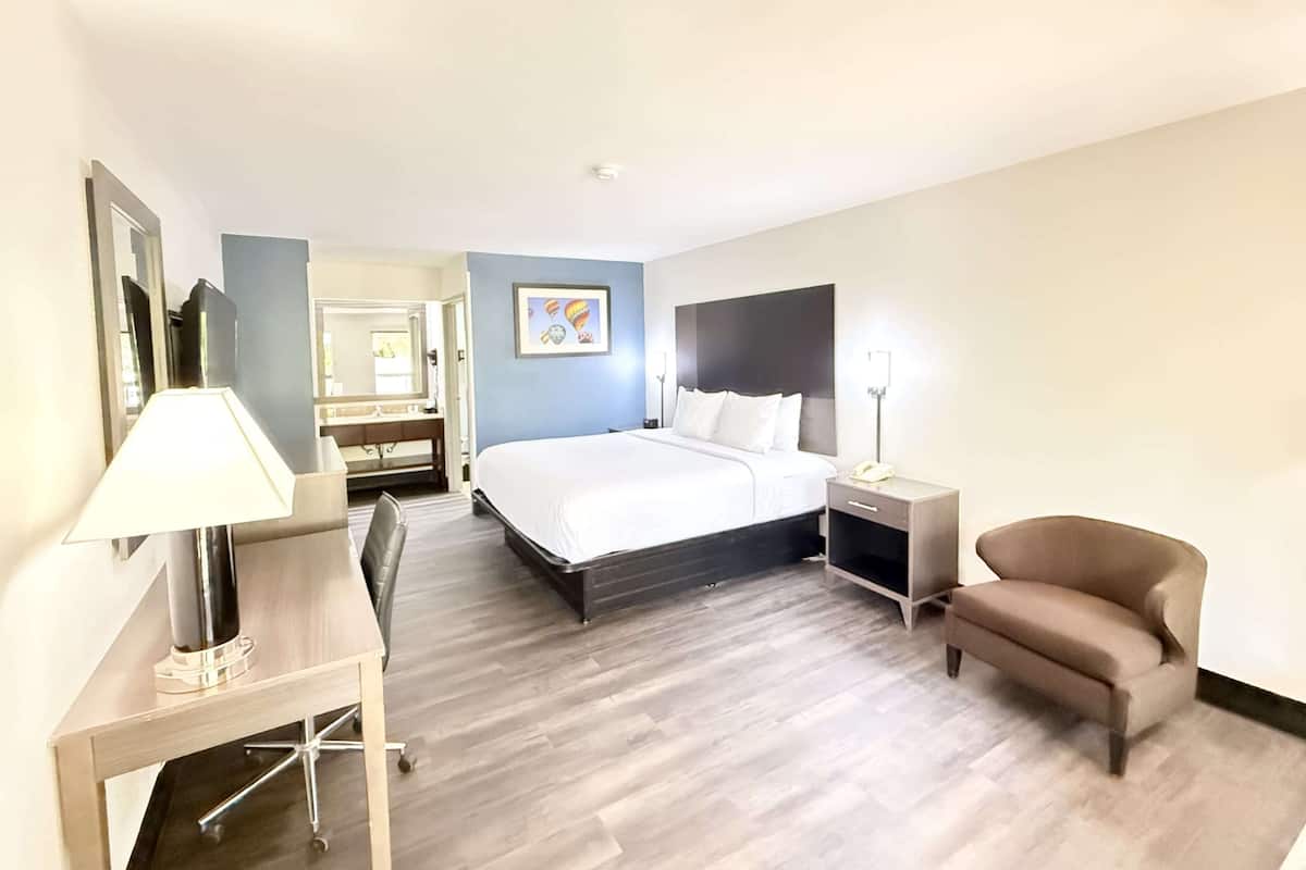 Bureau, rideaux occultants, fer et planche à repasser, Wi-Fi gratuit