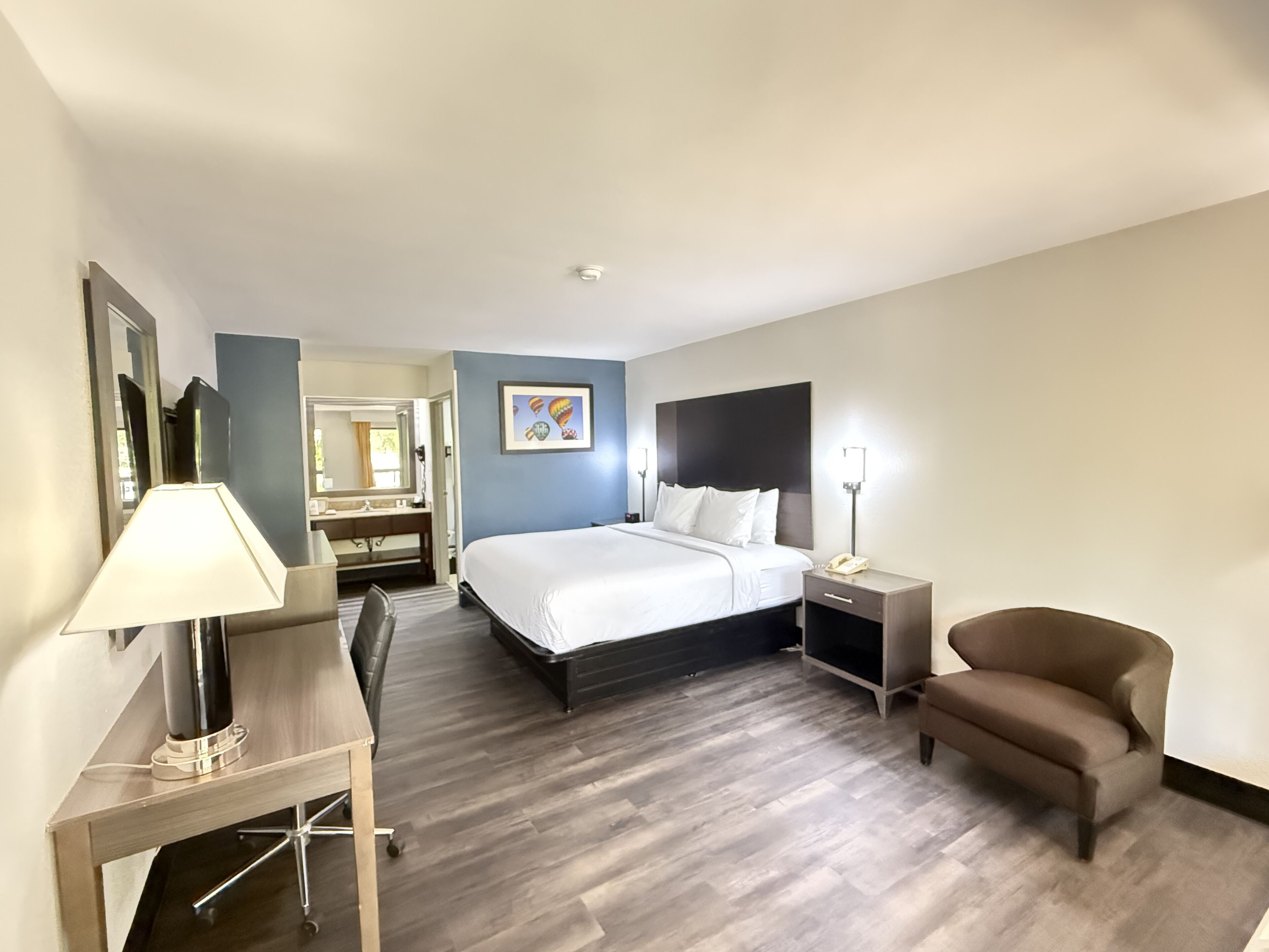 办公桌、遮光窗帘、熨斗/熨衣板、免费 WiFi