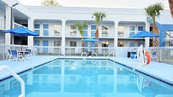 Una piscina al aire libre (de 08:00 a 20:00), sombrillas