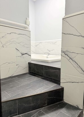 Suite, 1 King Bed, Non Smoking (One-Bedroom) | Jetted tub - Baymont by Wyndham Tallahassee (Tallahassee)