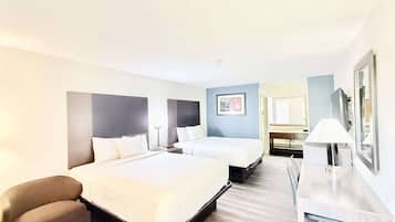 Escritorio, cortinas opacas, tabla de planchar con plancha y wifi gratis