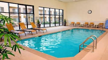 Una piscina cubierta (de 06:00 a 22:00), tumbonas