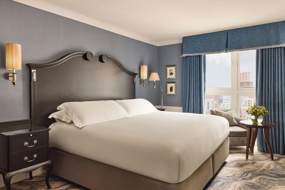 Rom – deluxe | Sengetøy av topp kvalitet, minibarvarer (inkludert) og safe på rommet