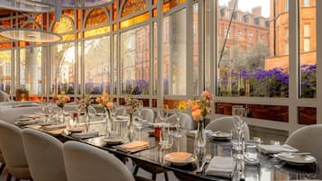 3 restaurants; breakfast, lunch and dinner served