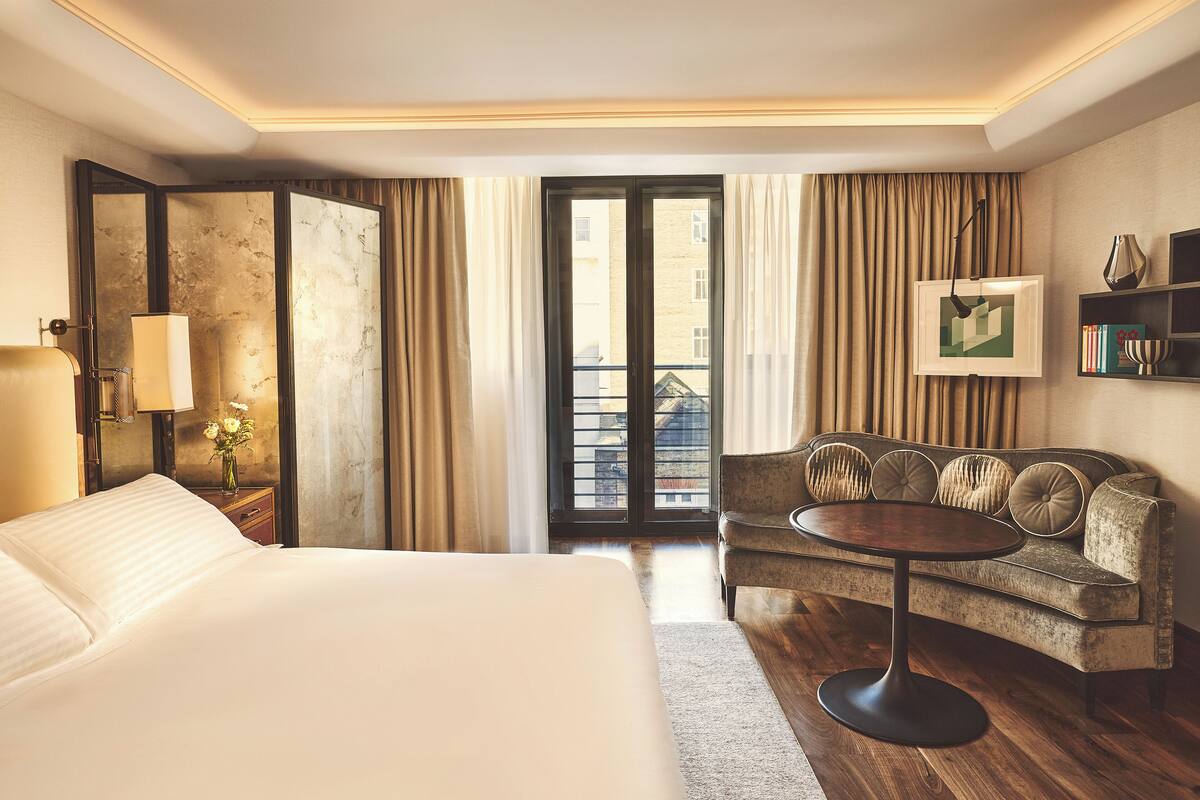 Contemporary Deluxe Room | 高档床上用品、免费迷你吧物品、客房内保险箱、办公桌