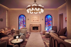 4 bars/lounges, cocktail bar, cocktail bar