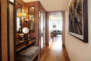 Contemporary Superior Room | Literie de qualité, minibar contenant certains articles gratuits