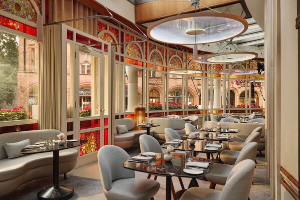 3 restaurants, breakfast, lunch, dinner served; French cuisine - The Connaught, Maybourne (London)