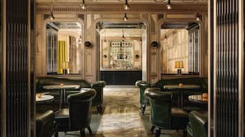 4 bars/lounges, cocktail bar, cocktail bar