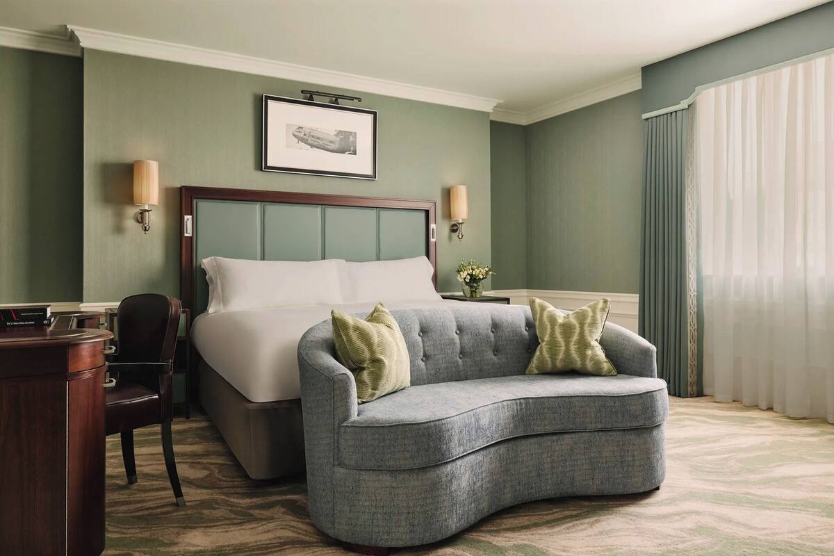 Courtyard Deluxe Room | 高档床上用品、免费迷你吧物品、客房内保险箱、办公桌