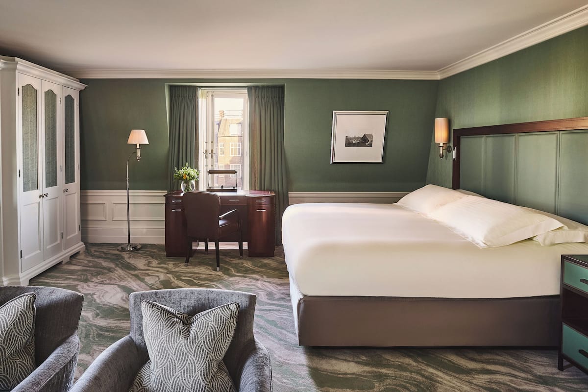 Deluxe Junior Suite | 高档床上用品、免费迷你吧物品、客房内保险箱、办公桌